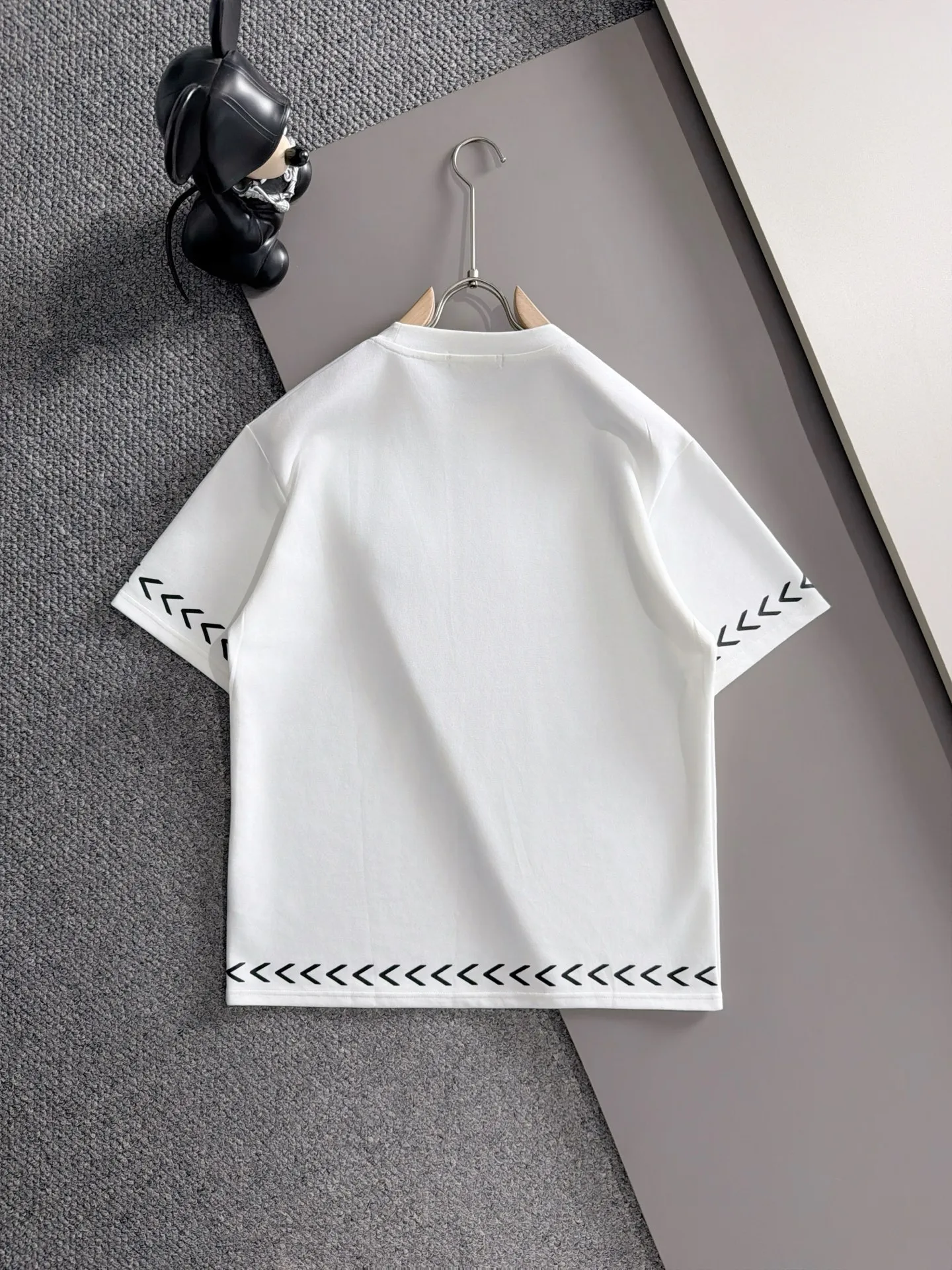 LOEWE, 2026ss spring and summer New Arrival casual short-sleeved shorts suit, Premium version! The custom-made fabric Breathable in the counter has high comfort, impeccable details, and brand element design concept, reflecting high quality. It feels delicate and soft! It presents a casual cut and the upper body shape is great! Sizes:M-3XL